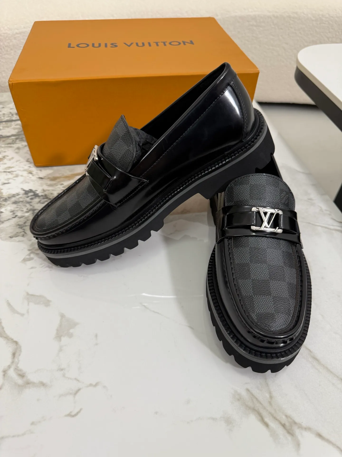 [L Family] Top P: 800💰 ▪️Size: 39-44 (38.45 custom-made) The top male god leather shoes Lv series are sold at the same time with original factory configuration, original cowhide fabric imported from Italy, soft and comfortable, imported water-dyed cow lining, soles: original ultra-light French foam outsole super comfortable, original factory with single goods 🔍🔍high quality, can be entered and exited at will, welcome to compare and synchronize.